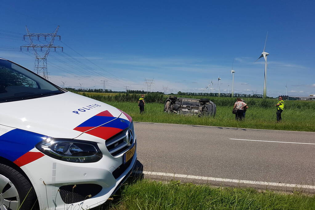 Auto belandt op zijn kant