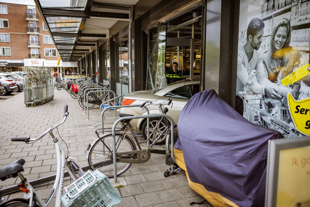 Automobilist rijdt dwars door fietsenstalling eindigt in Jumbo slijterij