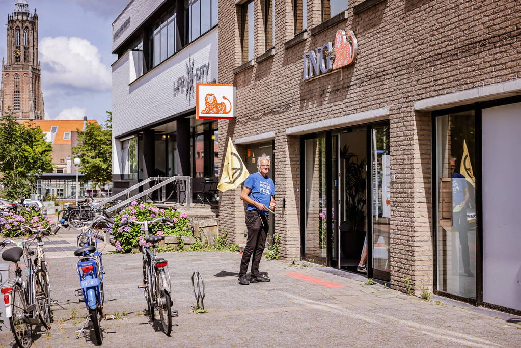 Actievoerders Extinction Rebellion demonstreren voor ING Bank