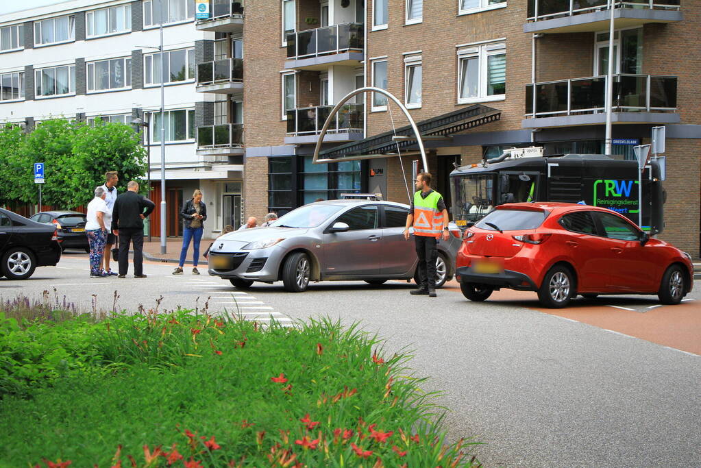 Overstekende fietser geschept door auto