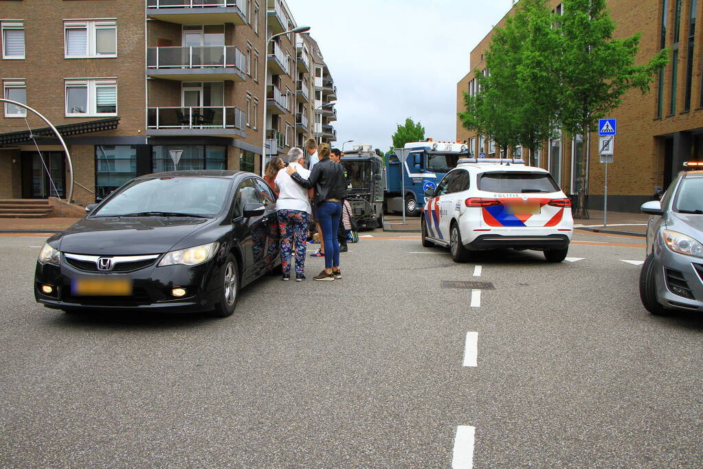 Overstekende fietser geschept door auto