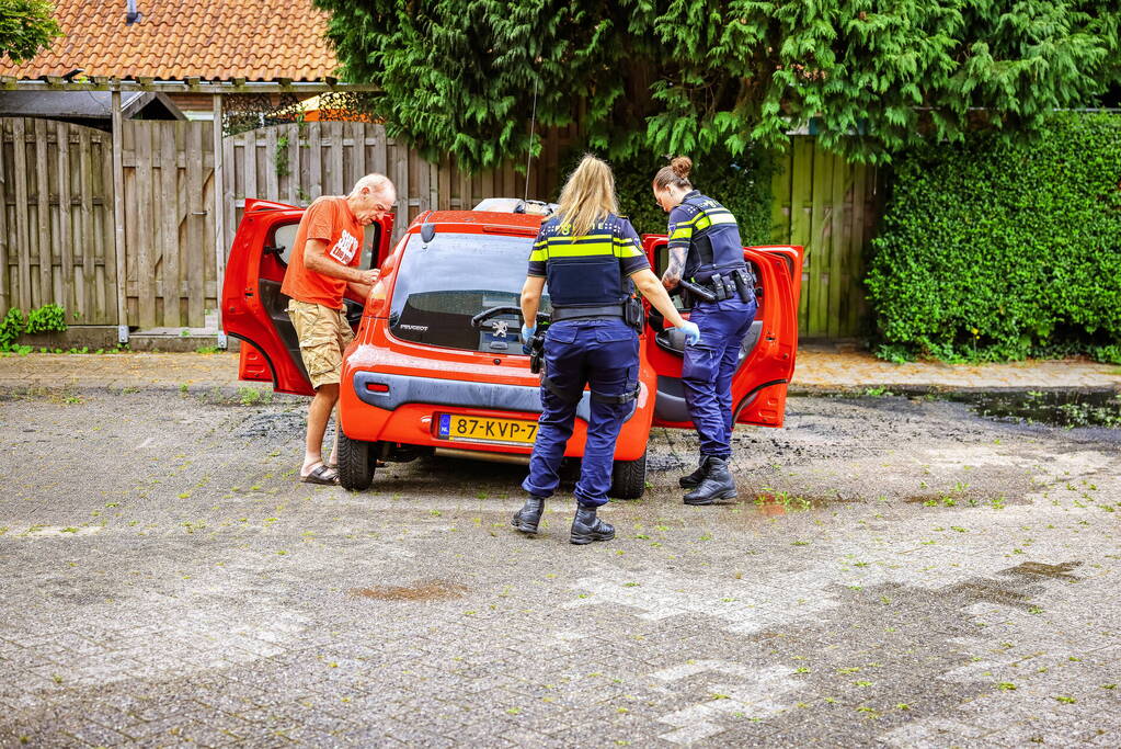 Geparkeerde auto volledig uitgebrand