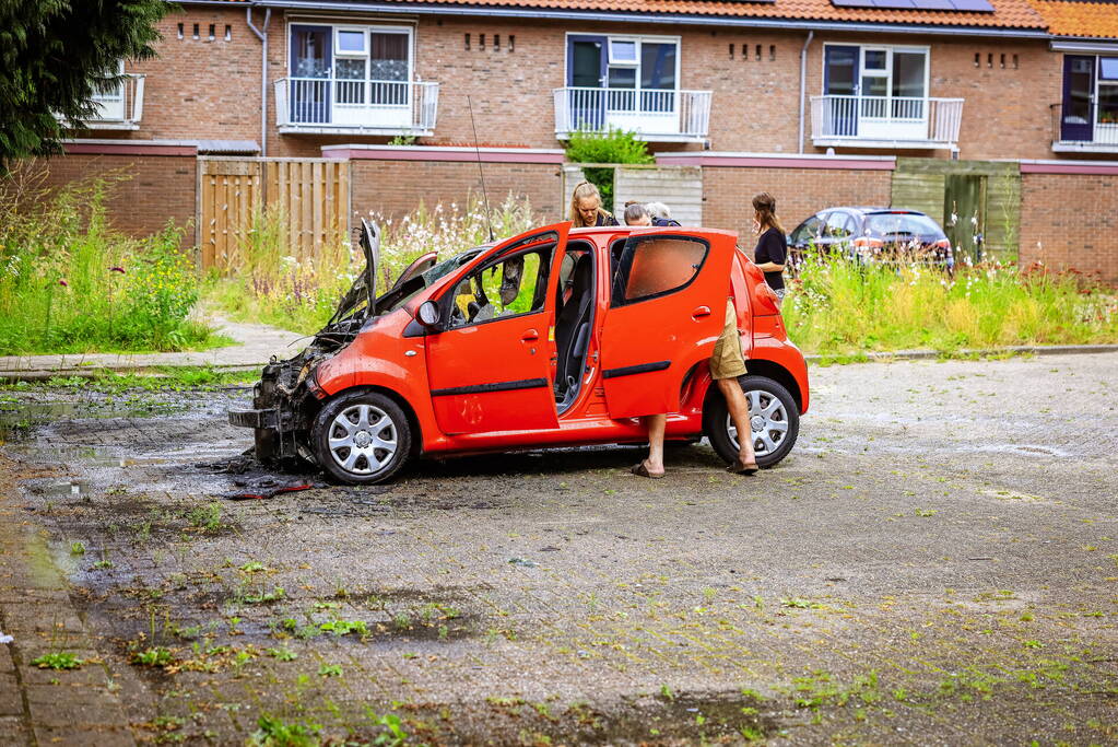 Geparkeerde auto volledig uitgebrand