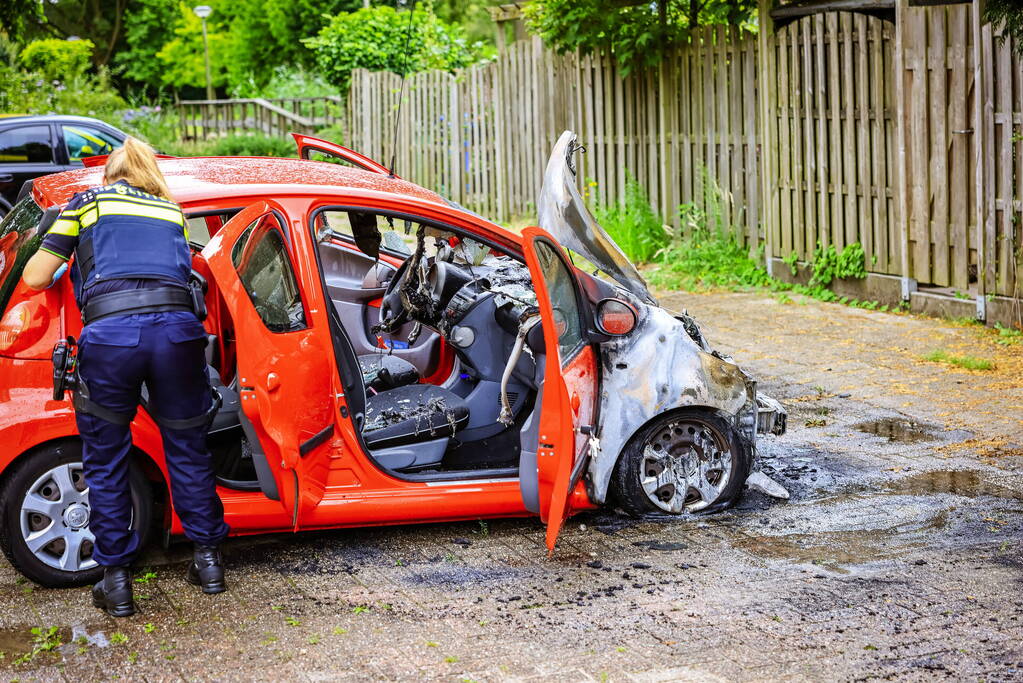 Geparkeerde auto volledig uitgebrand