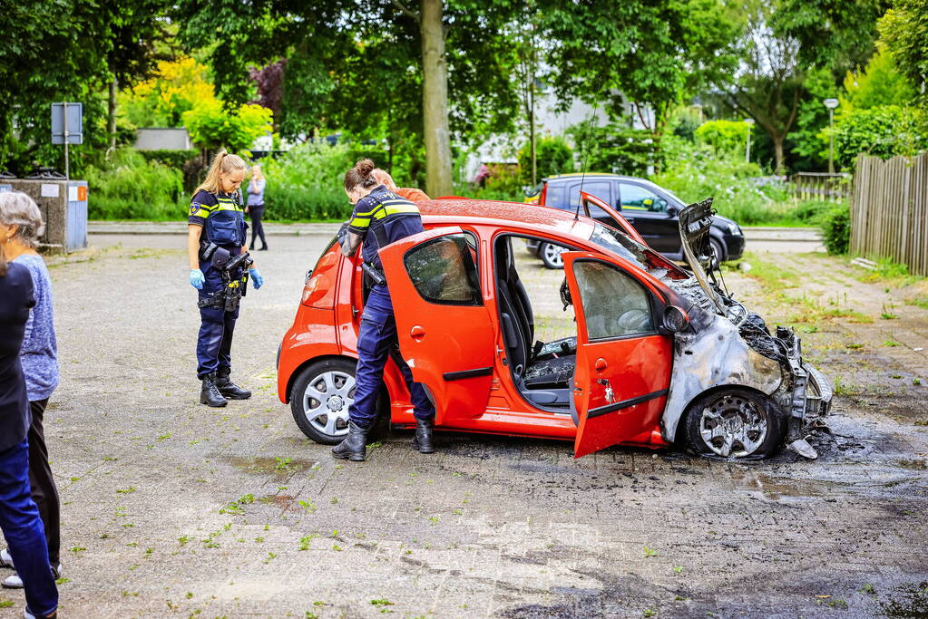 Geparkeerde auto volledig uitgebrand