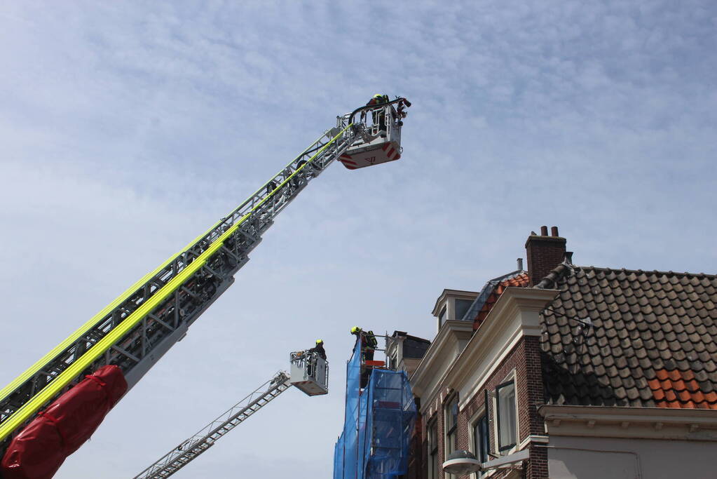 Brand op dak van grachtenpand