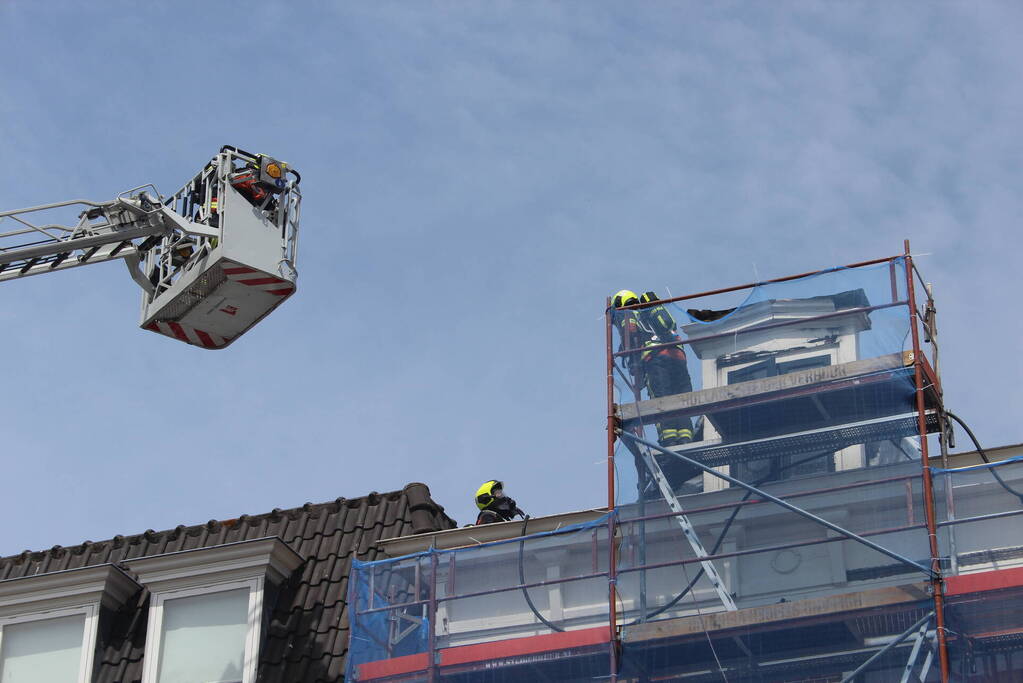 Brand op dak van grachtenpand