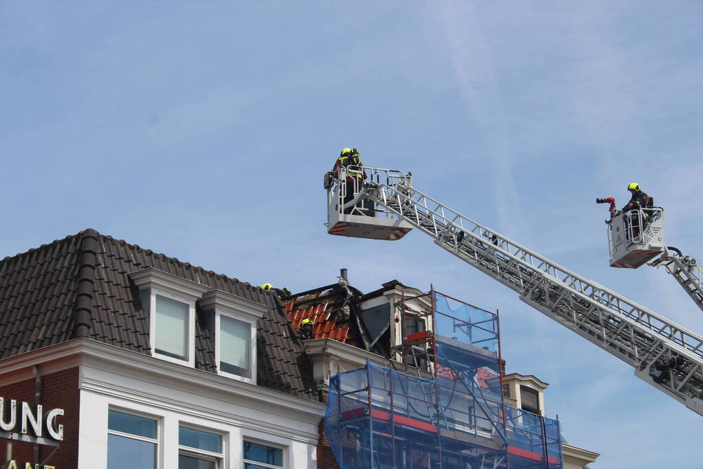 Brand op dak van grachtenpand