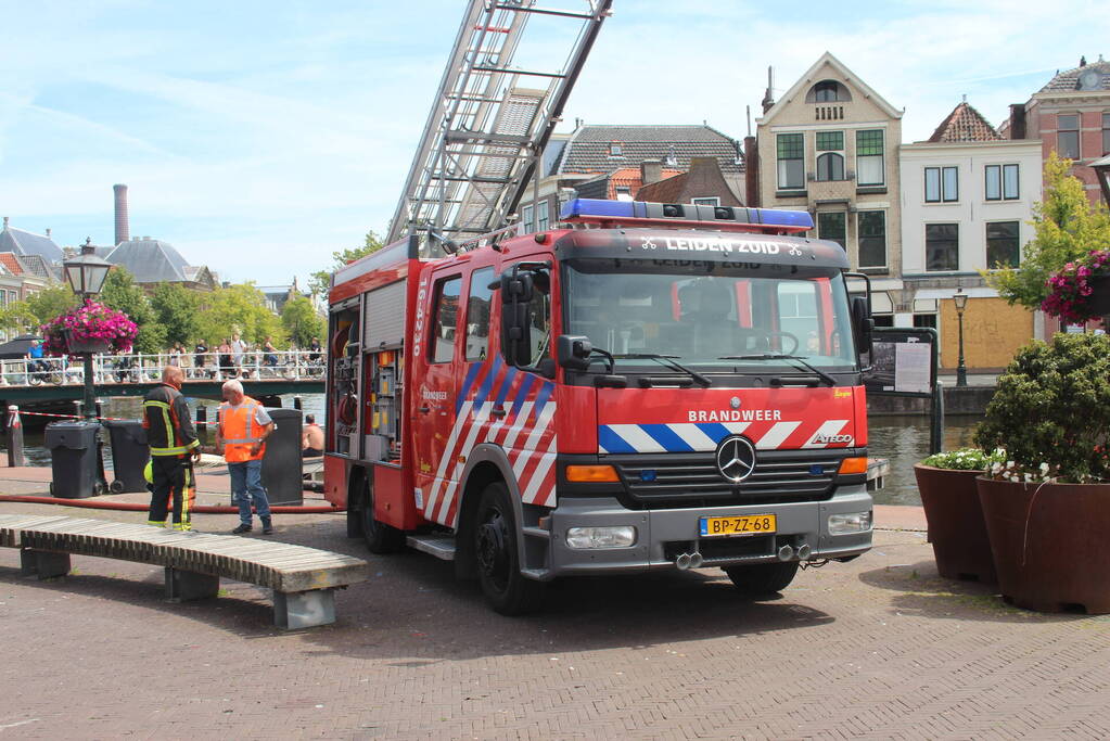 Brand op dak van grachtenpand