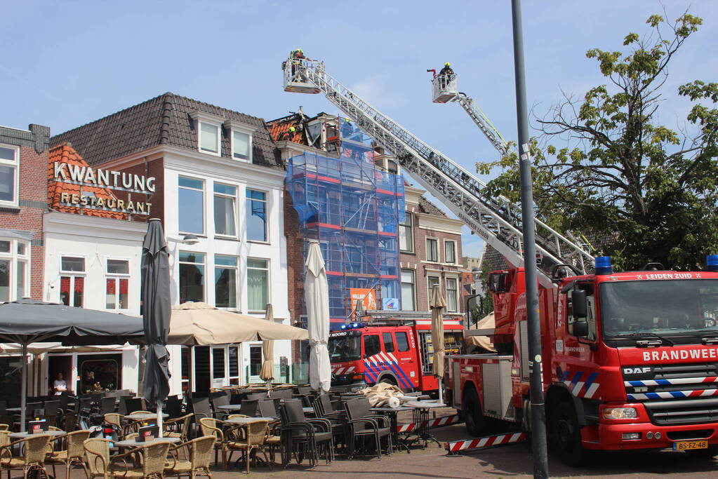 Brand op dak van grachtenpand