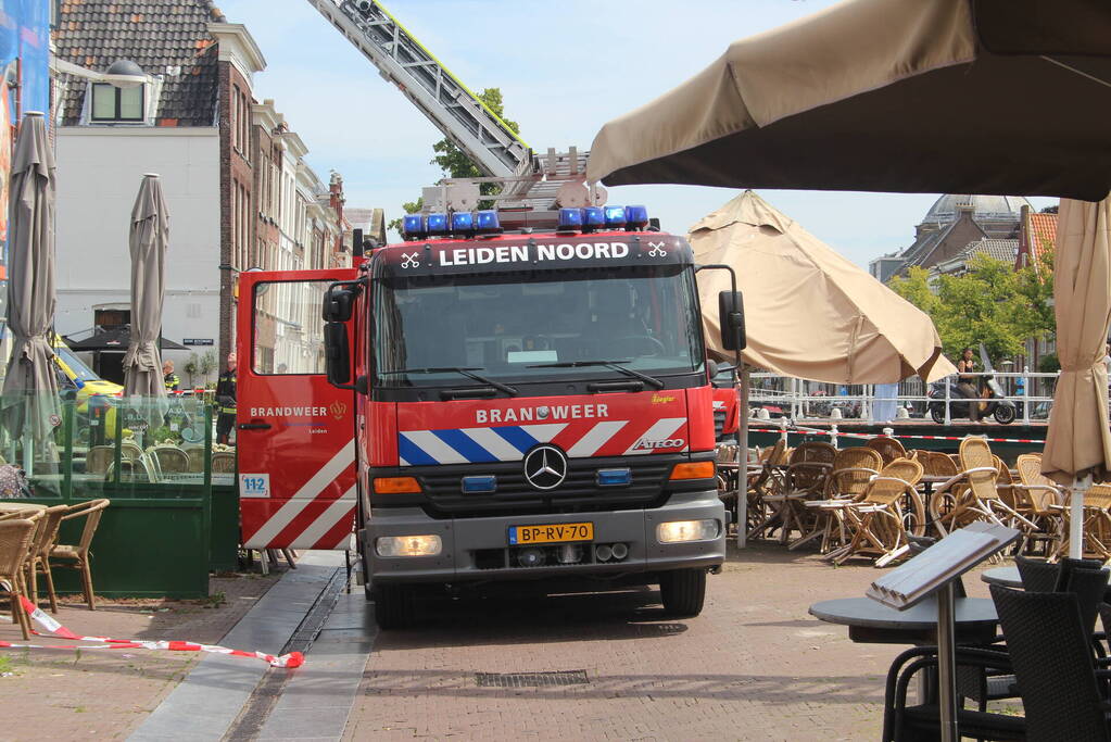 Brand op dak van grachtenpand