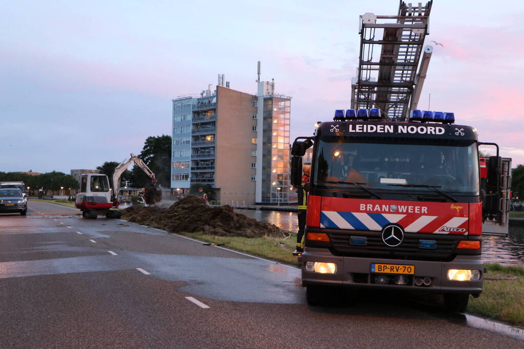 Stapel hooi langs de weg in brand gestoken