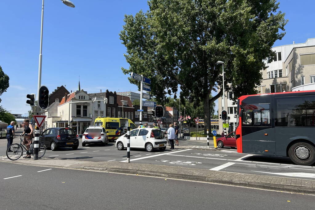 Fietser gewond bij aanrijding op kruising