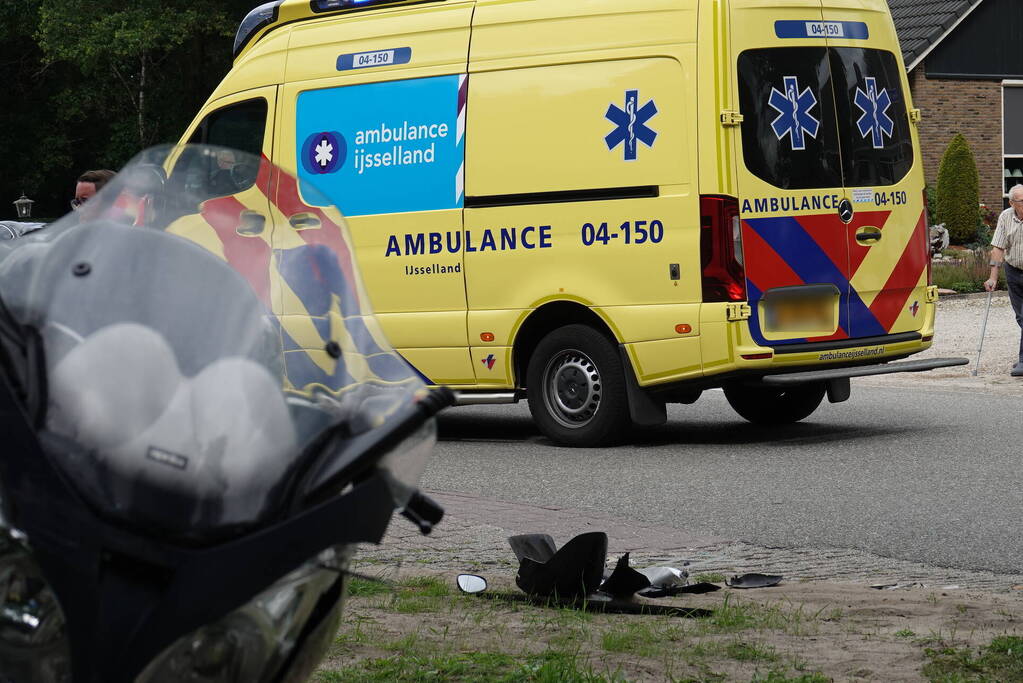 Motorrijder gewond bij botsing met personenauto