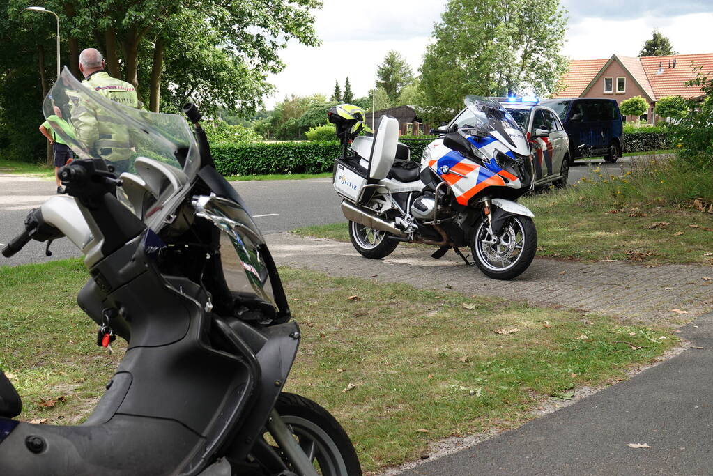 Motorrijder gewond bij botsing met personenauto