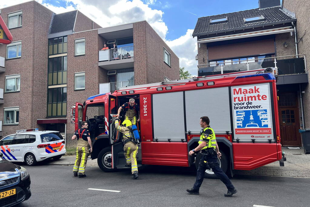 Brandweer doet onderzoek bij garageboxen van appartementencomplex