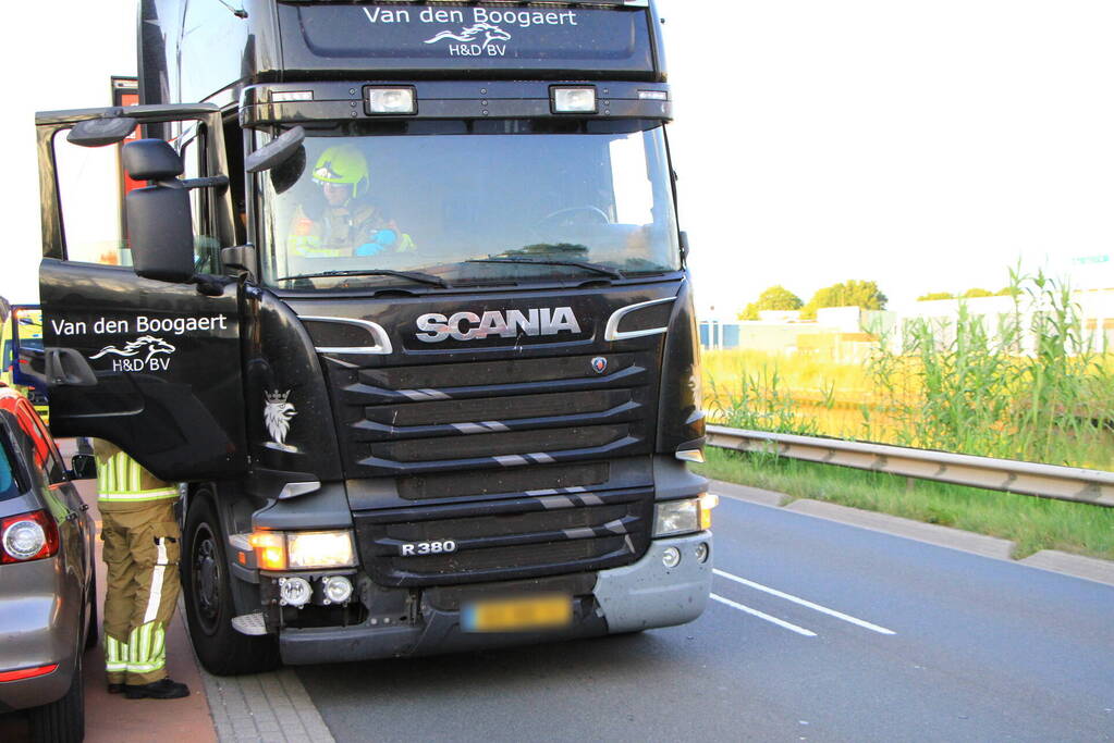 Vrachtwagen in botsing voor tunnel