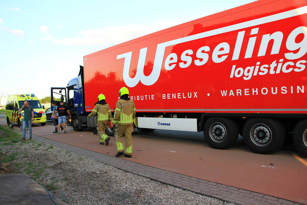 Vrachtwagen in botsing voor tunnel