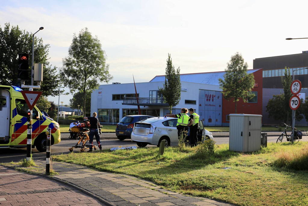 Vrouw op fiets gewond bij botsing met auto