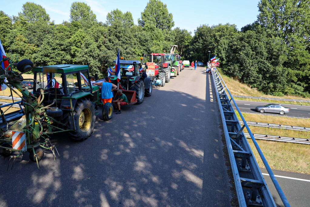 Boeren demonstratie op viaduct snelweg