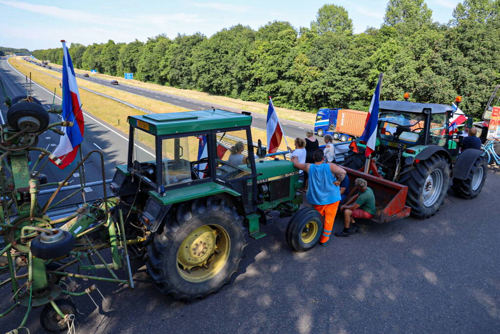 Boeren demonstratie op viaduct snelweg