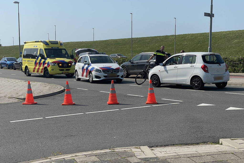 Overstekende fietser aangereden door auto