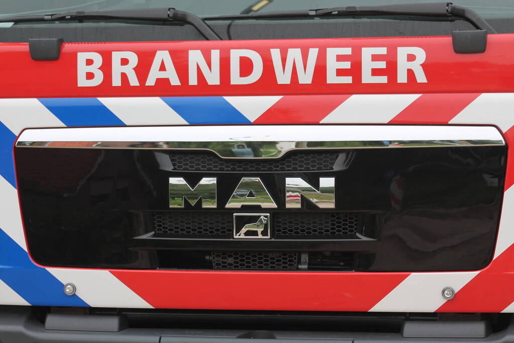 Brandweer blust brand in wasruimte