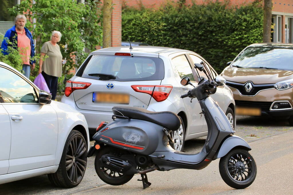 Scooterrijder gaat onderuit en raakt gewond