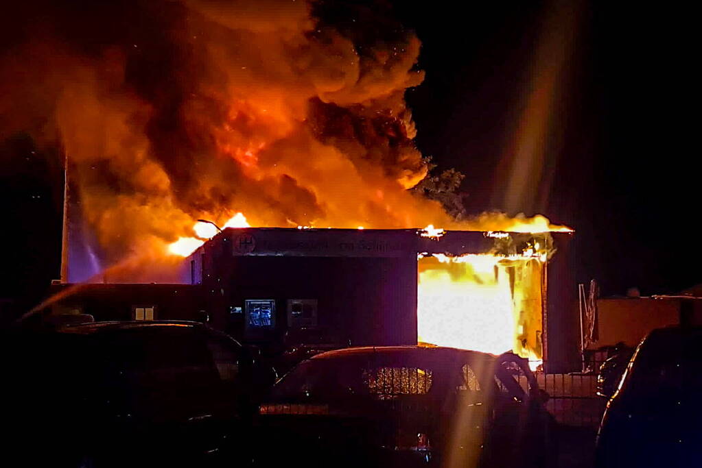 Uitslaande brand verwoest werkplaats autobedrijf Van Schijndel