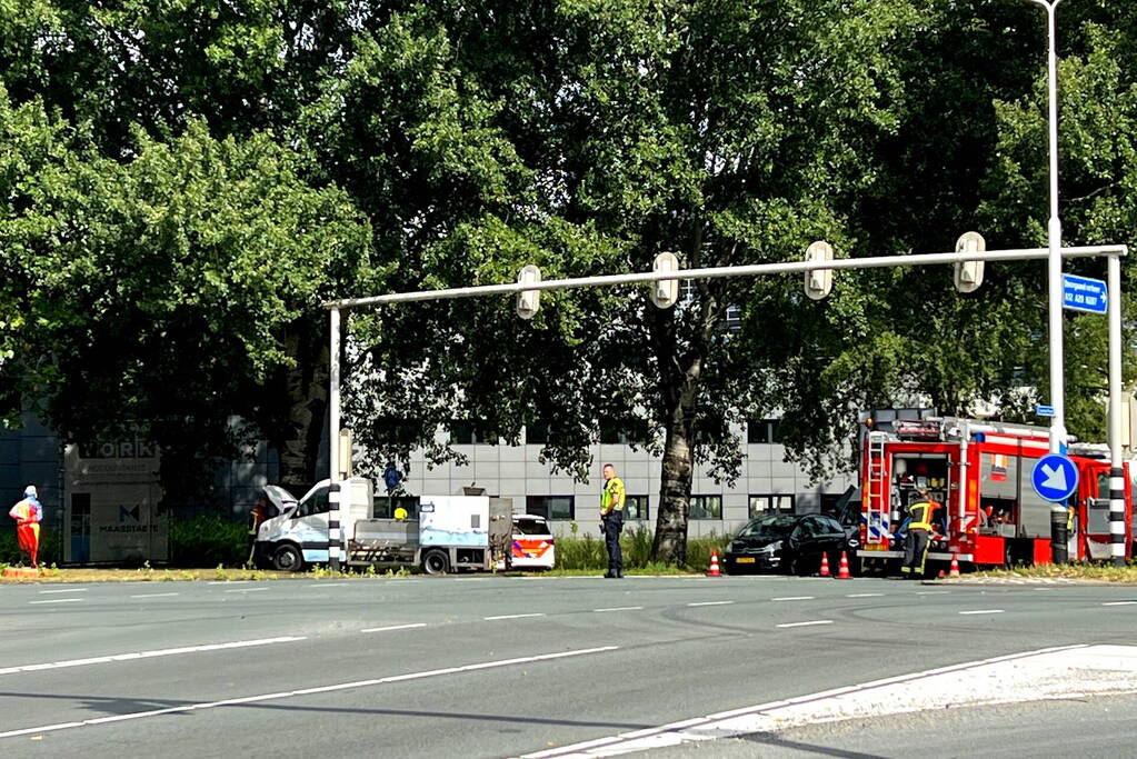 Brandweer doet onderzoek naar brand in bestelbus