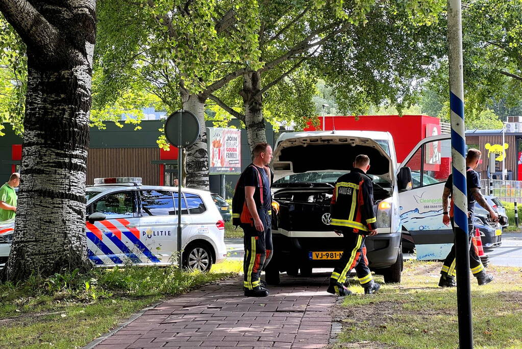 Brandweer doet onderzoek naar brand in bestelbus