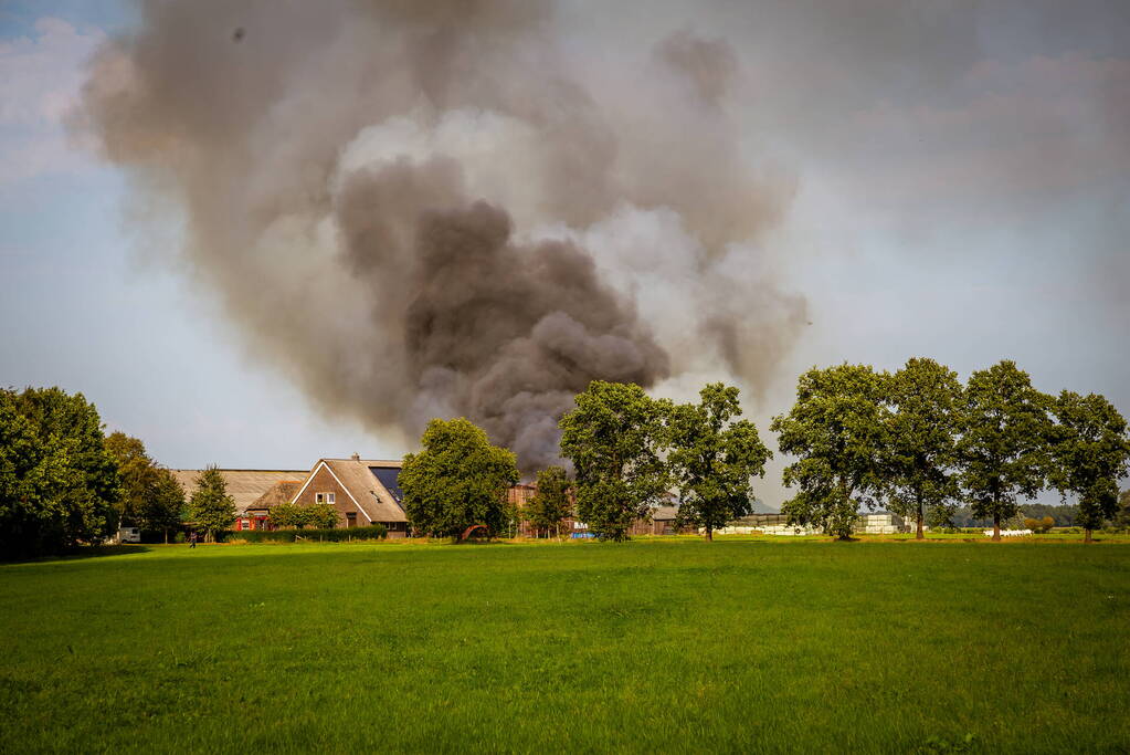 Forse rookontwikkeling bij brand in boerderij