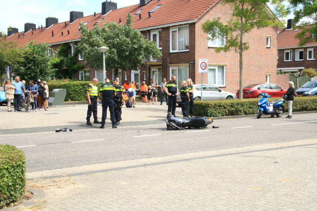 Motorrijder zwaargewond bij botsing met auto