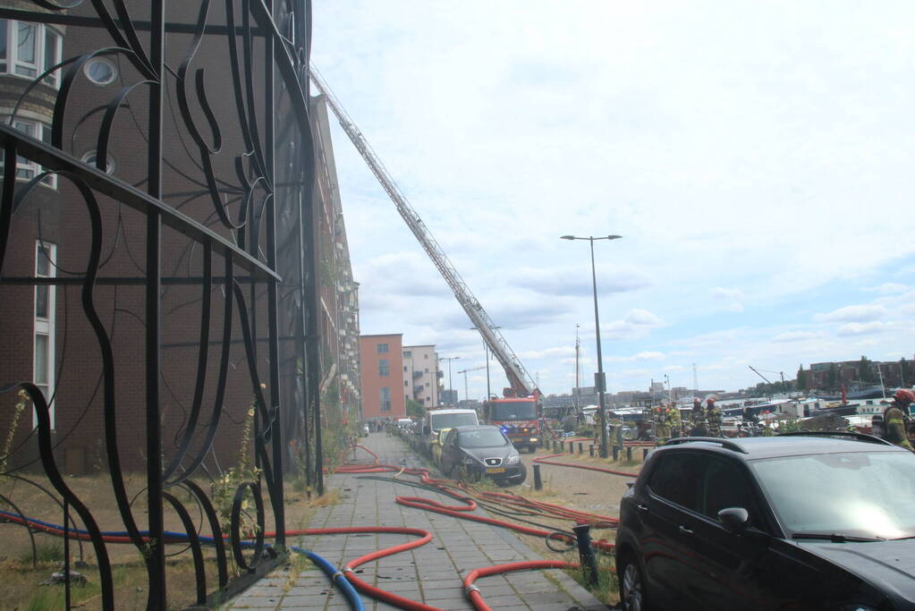 Enorme rookwolken bij brand in appartement