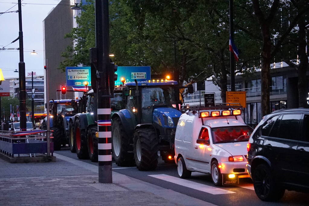 Boeren met trekkers in centrum