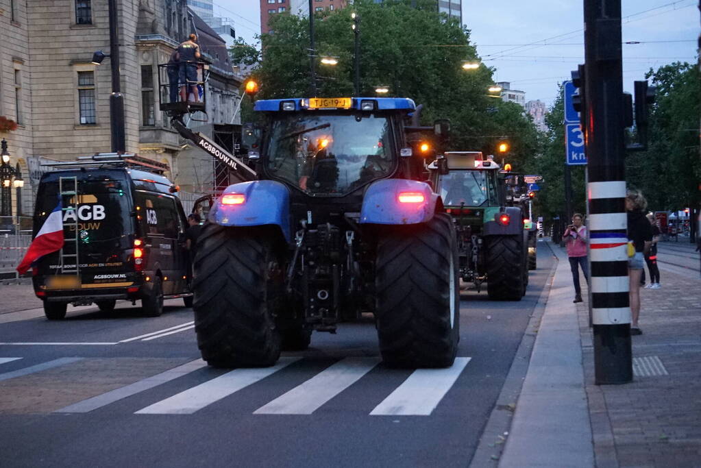 Boeren met trekkers in centrum