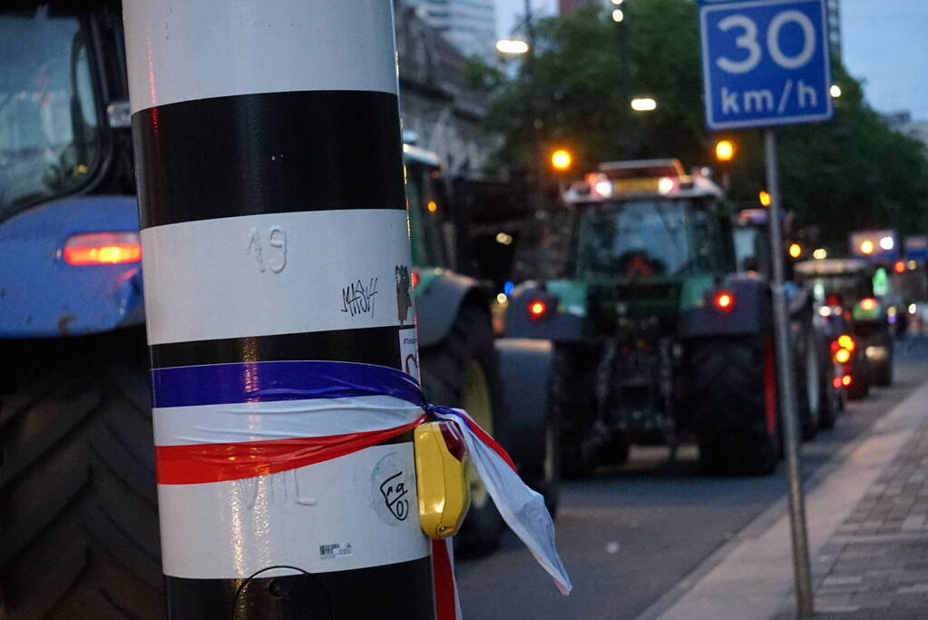 Boeren met trekkers in centrum