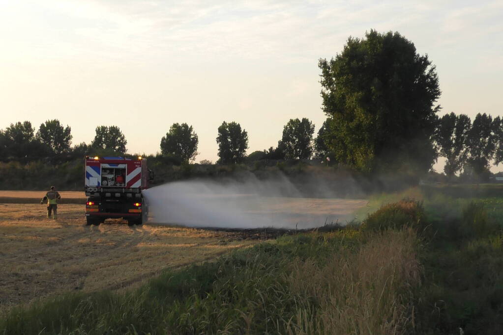 Brand op stoppelveld snel onder controle