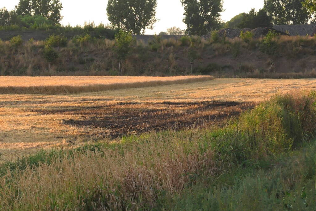 Brand op stoppelveld snel onder controle