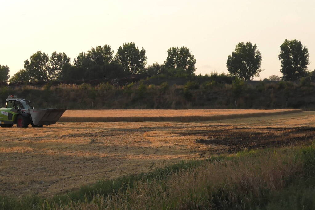 Brand op stoppelveld snel onder controle