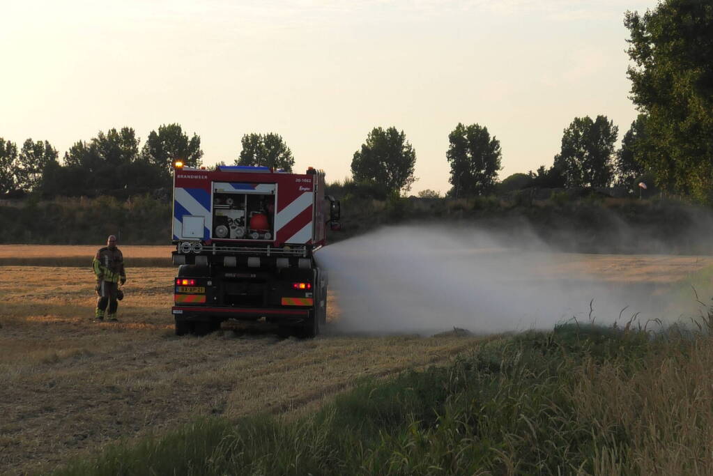 Brand op stoppelveld snel onder controle