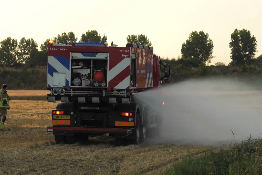 Brand op stoppelveld snel onder controle