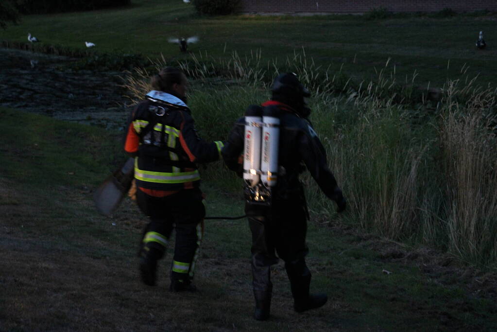 Brandweerduikers redden hond uit water