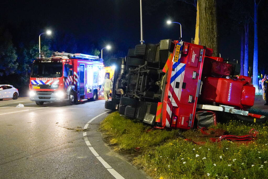 Brandweervoertuig gekanteld bij kruising