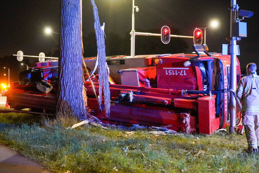 Brandweervoertuig gekanteld bij kruising