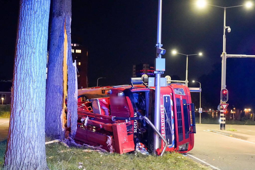 Brandweervoertuig gekanteld bij kruising