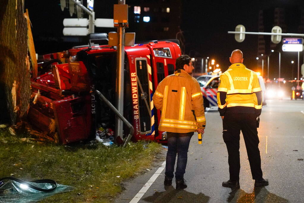 Brandweervoertuig gekanteld bij kruising