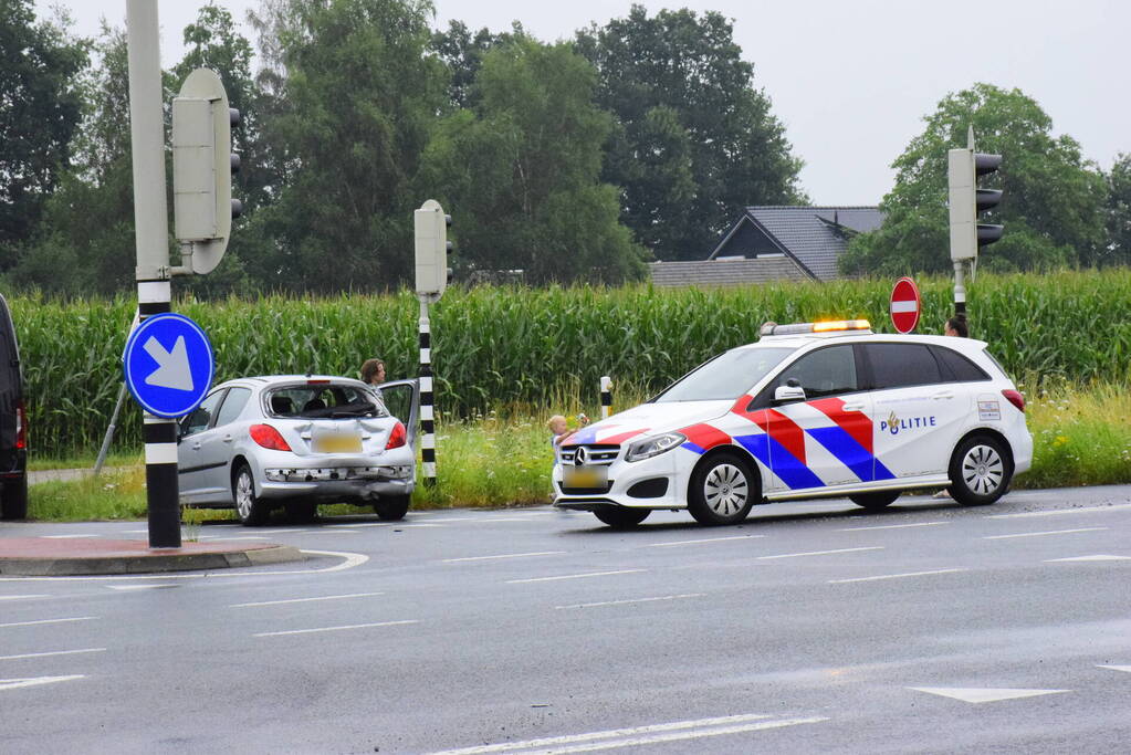 Veel schade bij kop-staart botsing op kruising