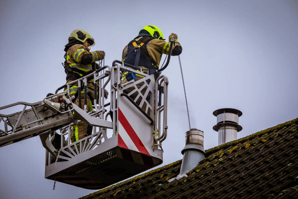 Brand in schoorsteenpijp van woning