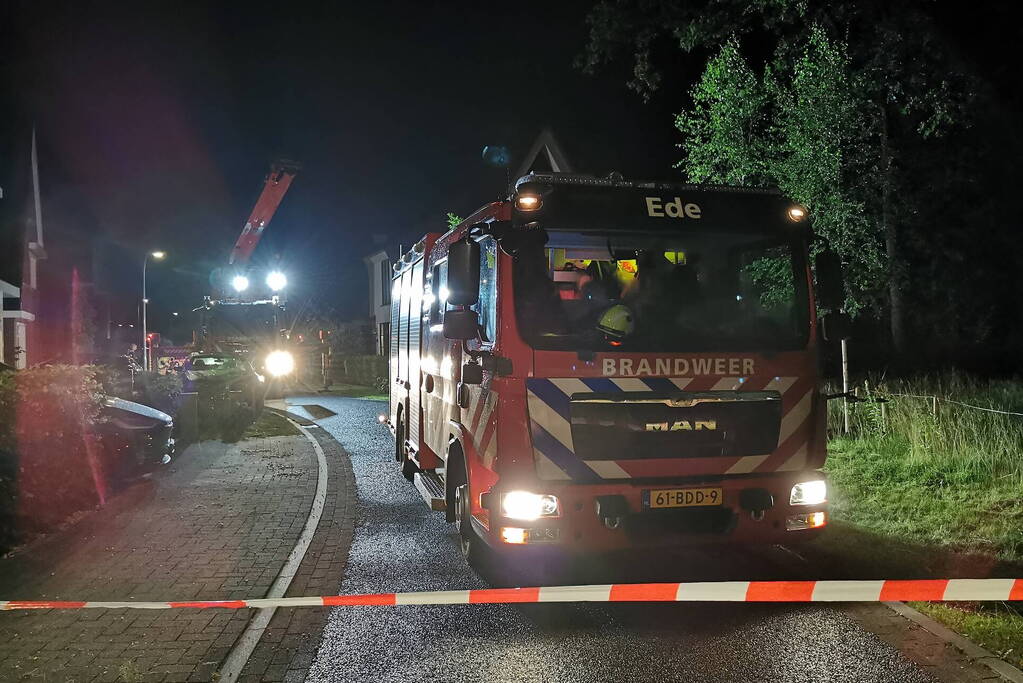 Brandweer controleert rietendak na blikseminslag